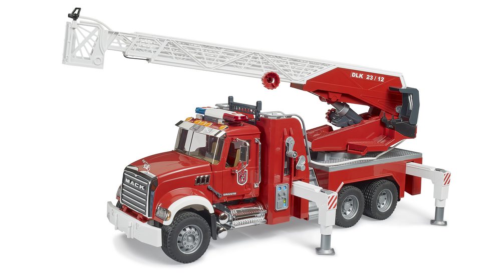 MACK Granite fire engine with water pump — Bruder 02821
